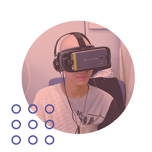 Adolescente utilizando óculos de realidade virtual da Alegria Virtual.