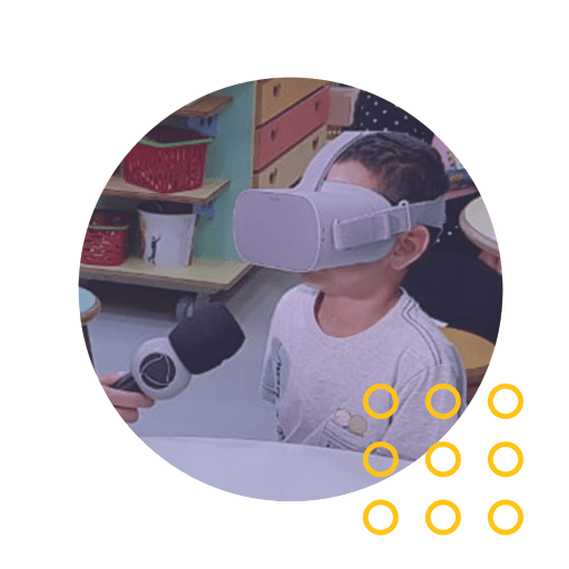 Criança utilizando óculos de realidade virtual da Alegria Virtual.