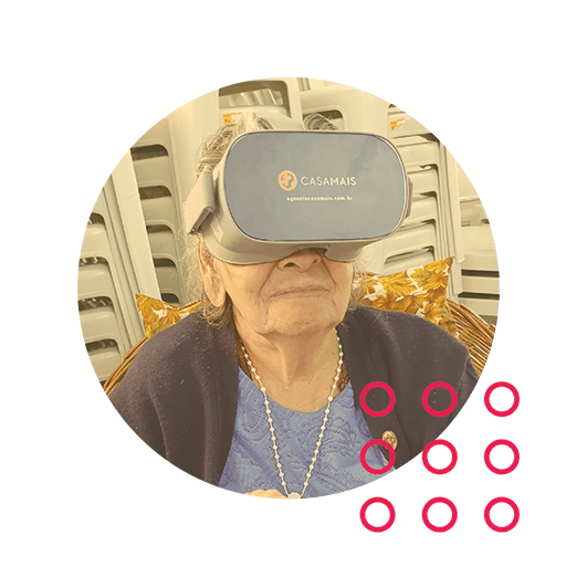 Senhora utilizando óculos de realidade virtual da Alegria Virtual.